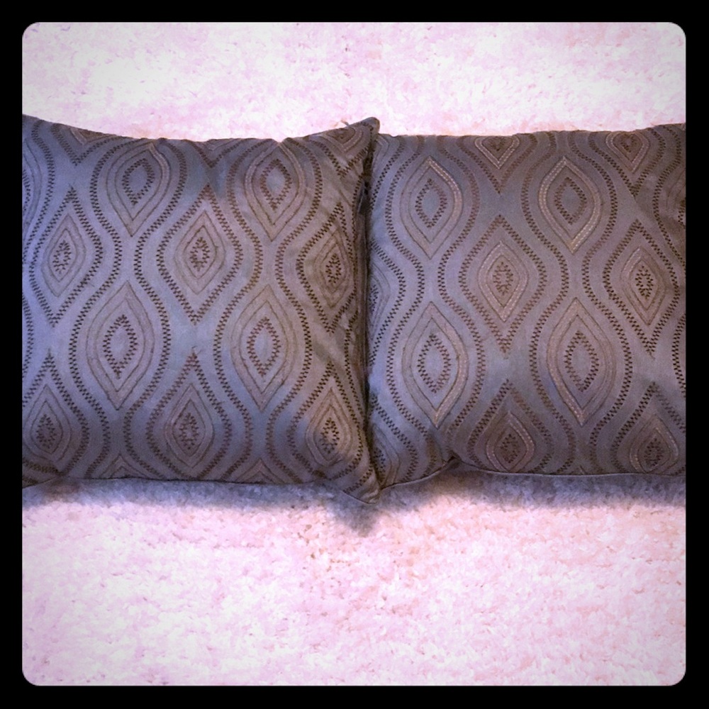 Decorative pillow set